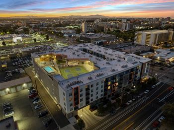 Spectacular city/mountain/courtyard views*